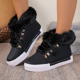 حذاء نسائي مزين بفرو