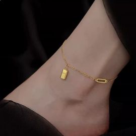 سوار كاحل نسائي ذهبي بتصميم أنيق وعصري