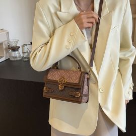 شنطة يد نسائي راقية مزينه بااحزمه جانبيه