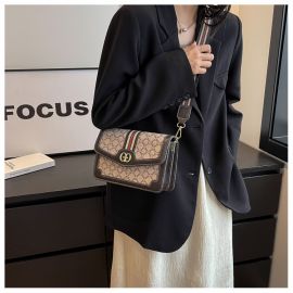 شنطة نسائي مربعه الحجم