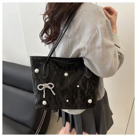 شنطة كتف نسائي مزينه بلؤلؤ