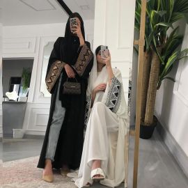 عباية نسائية مطزرة بالاكمام