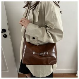 شنطة نسائي واسعه مزينه بحزام