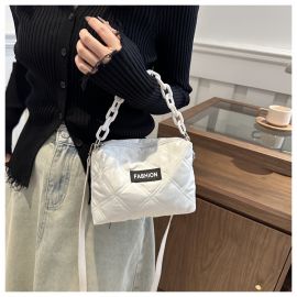 حقيبة نسائي مزينة بمسكة يدعلى شكل سلسلة