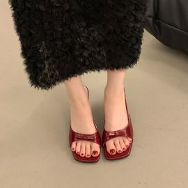 حذاء نسائي بجلد لامع 