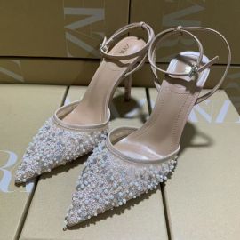 صنادل نسائية أنيقة بكعب عالٍ  مزينة بالترتر ومقدمة مدببة