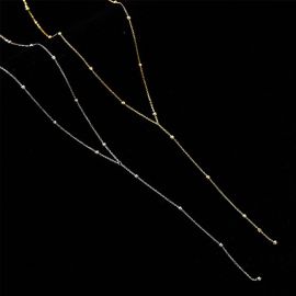 قلادة نسائية بتصميم بسيط على شكل حرف Y، تتميز بسلسلة رفيعة زينة بخرزات صغيرة