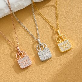 قلادة نسائية بتصميم سلسلة رفيعة مع تعليقة على شكل حقيبة يد صغيرة