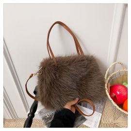 شنطة نسائي ناعمه مزينه بالفرو