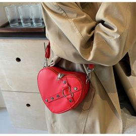 شنطة نسائي على شكل قلب 