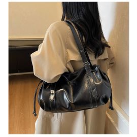 شنطة كتف نسائيه كبيرة الحجم بتصميم كلاسيكي 