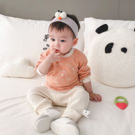 بنطلون أطفال بتصميم خصر مطاطي ويتميز بتطريز دب لطيف على الجيب الخلفي