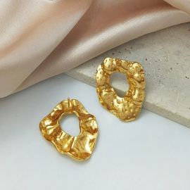 اقراط نسائية ذهبية بشكل دائري