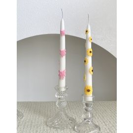 شمعه بيضاء مزينة برسومات