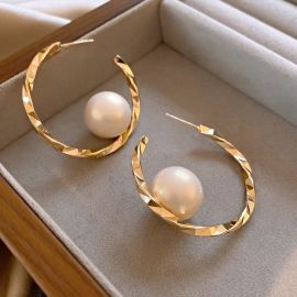 اقراط نسائي مزينه بلؤلؤ