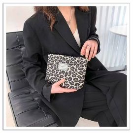 محفظة مكياج صغيرة متعددة الاستخدامات  تتميز بنقشة جلد الفهد