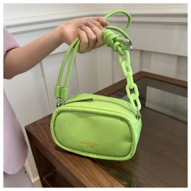 حقيبة نسائية ذات حزام مزين بسلسلةوعقدة 