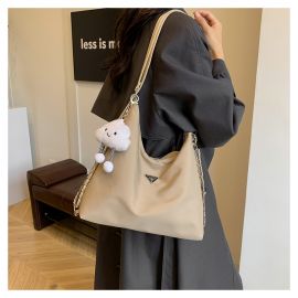 شنطة ذات سعه مع قلاده للسيدات