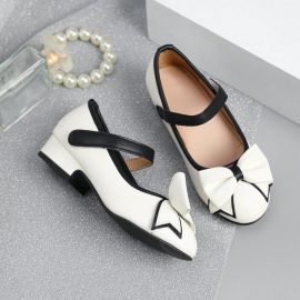 حذاء بناتي بكعب صغير الحجم مزوده بحزام