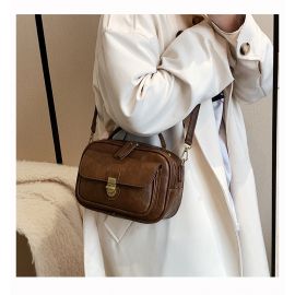 حقائب نسائية مربعة الشكل بتصميم كاجوال