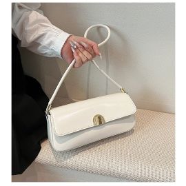 حقيبة كتف سادة اللون جلدية وعملية تجمع بين الأناقة والراحة