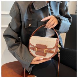 حقيبة نسائية مزينة بحزامحقيبة نسائية مزينة بحزام