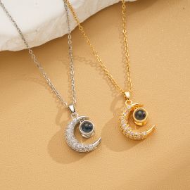 قلادة نسائية عصرية على شكل هلال لامعة تحتوي على حجر إسقاط ضوئي