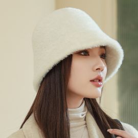 قبعة بتصميم دلو نسائية دافئة من الفرو الصناعي، بتصميم مزينة بقطعة معدنية على شكل فراشة