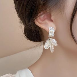 اقراط نسائي على شكل اوراق شجر