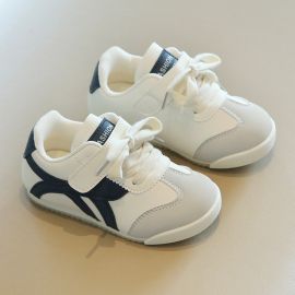 حذاء مخطط برباط امامي ونعل مطاطي مانع للانزلاق لثبات وأمان أثناء اللعب والحركة للأطفال