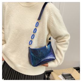 شنطة يد نسائي بجلد مموج