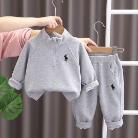 طقم عصري بتصميم مريح وخامة ناعمة للأطفال 