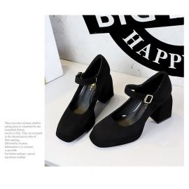 كعب نسائي ذو مقدمة مربعة ومشبك حزام