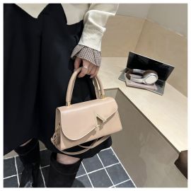 حقيبة يد نسائي بتصميم عصري