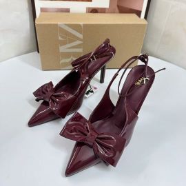 حذاء عنابي اللون مصنوع من الجلد اللامع بمقدمة مدببة وخيوط خلفية للسيدات 