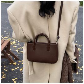 حقيبة يد نسائي ذات اللون الساده