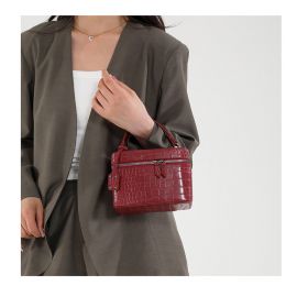 حقيبة نسائية بشكل صندوق بمقبض علوي