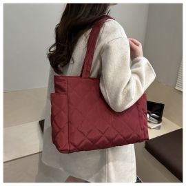 شنطة كتف نسائي ذات سعه بجيوب جانبيه