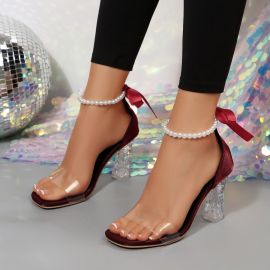 كعب نسائي شفاف مزين بلؤلؤ