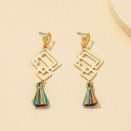 اقراط نسائية مزينة بشراشيب