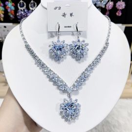 طقم عقد وأقراط من الزركون