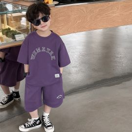 طقم صيفي بخامة ناعمة وتصميم مريح يوفر حرية الحركة طوال اليوم للأولاد