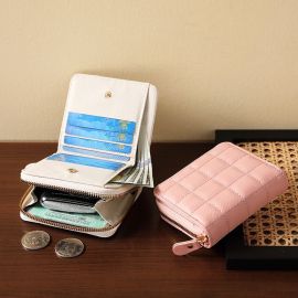 محفظة نسائية صغيرة بتصميم بسيط وناعم الملمس، تتميز بوجود  فتحات للبطاقات، وجيب عملات معدنية بسحاب