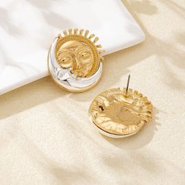 اقراط نسائي على شكل هلال