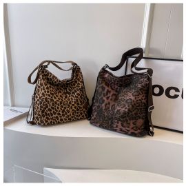 شنطة كتف نسائي بتصميم نمري