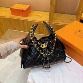  حقيبة شانيل من الجلد ذات حجم واسع وجيوب على الجوانب