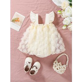 فستان منقوش بالورود مع حواف مكشكشة للمواليد 