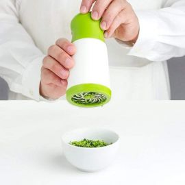 طحن الكزبرة والأعشاب للحصول على طعم مميز