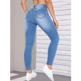 بنطال جينز نسائي يتميز بقصات ممزقة جريئة مصنوع من قماش قابل للتمدد