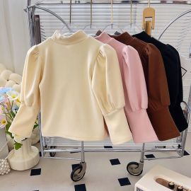 فنيلة بأكمام منفوخة وياقة عالية بلون سادة للفتيات